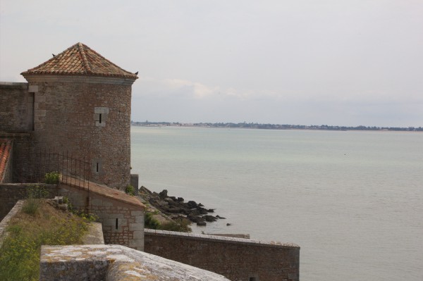 Bord de mer fortifié : l'élégance d'une forteresse côtière