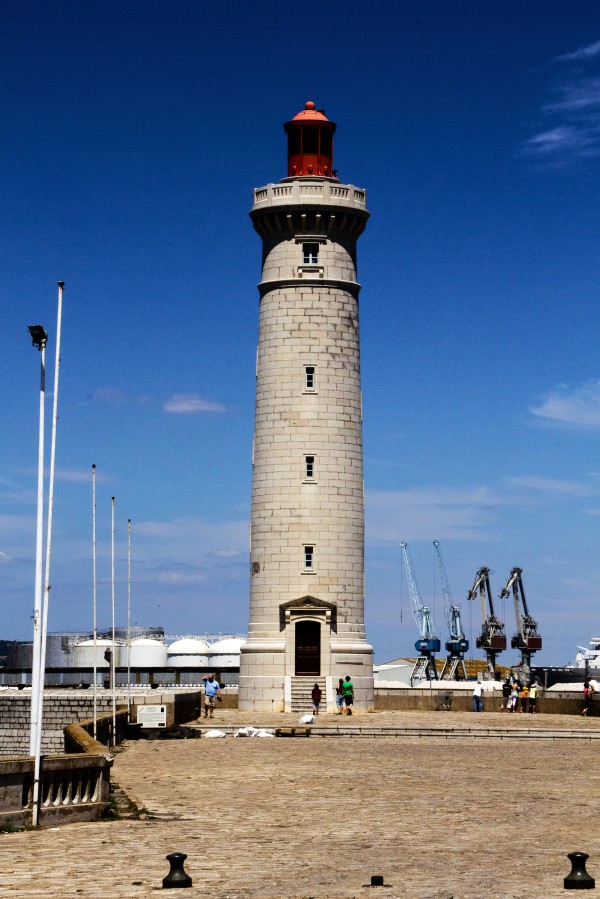 Le Phare de Granite et le Ciel d’Azur
