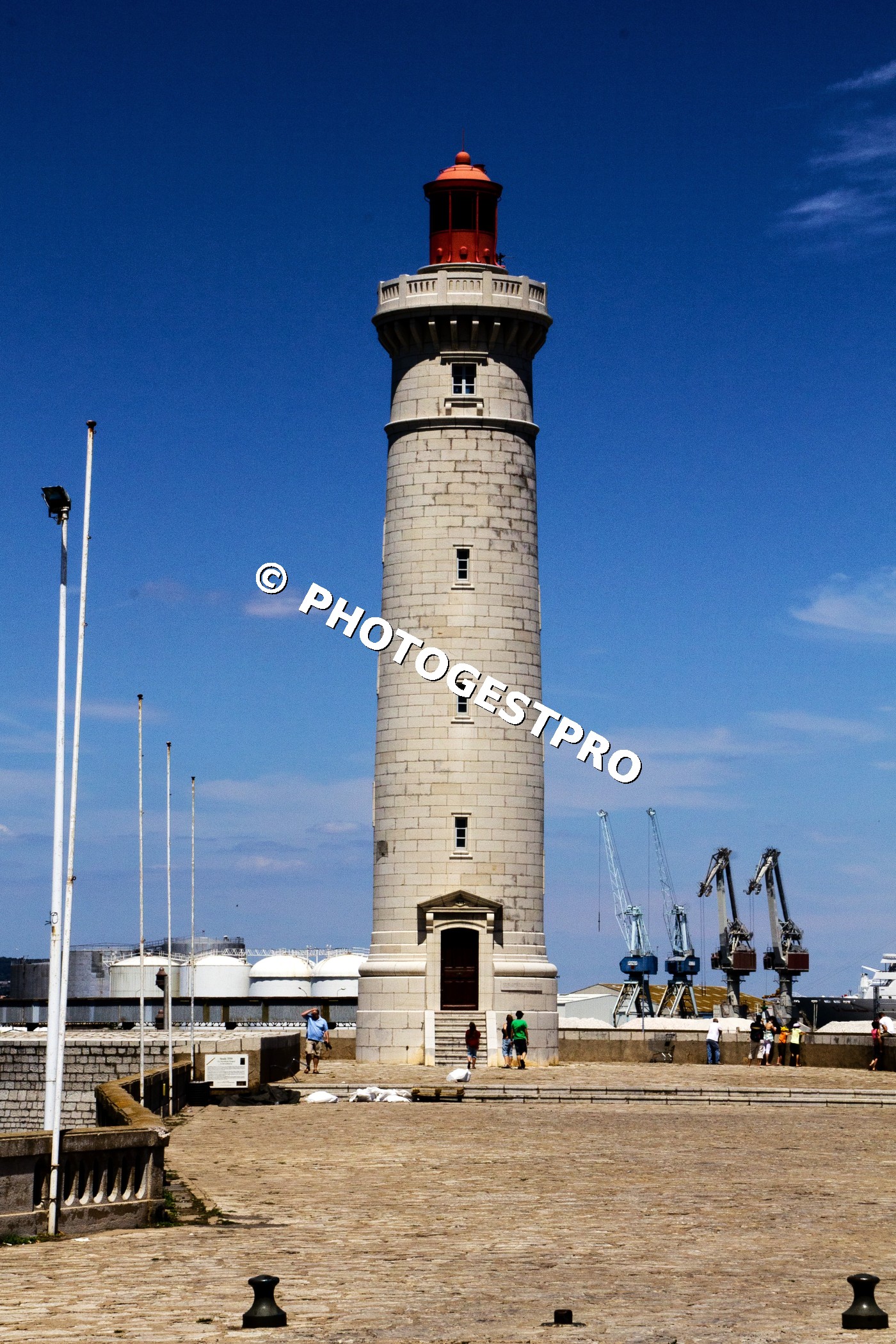 Le Phare de Granite et le Ciel d’Azur